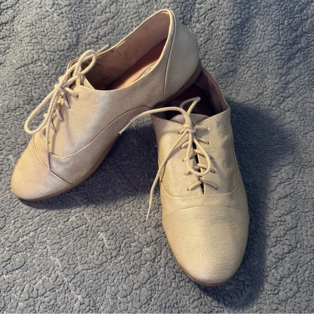Lucky Brand Women's Gold Leather Oxford shoes, women’s 6 - Picture 6 of 9